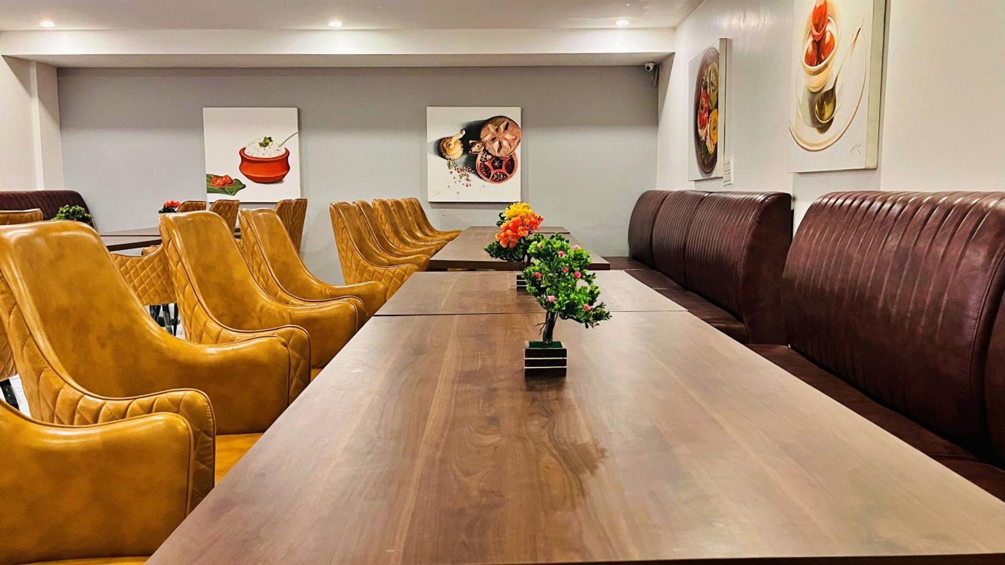 Aamantran Residency Hotel, Sohna Road, Sector 49, Gurugram Gurgáon Kültér fotó