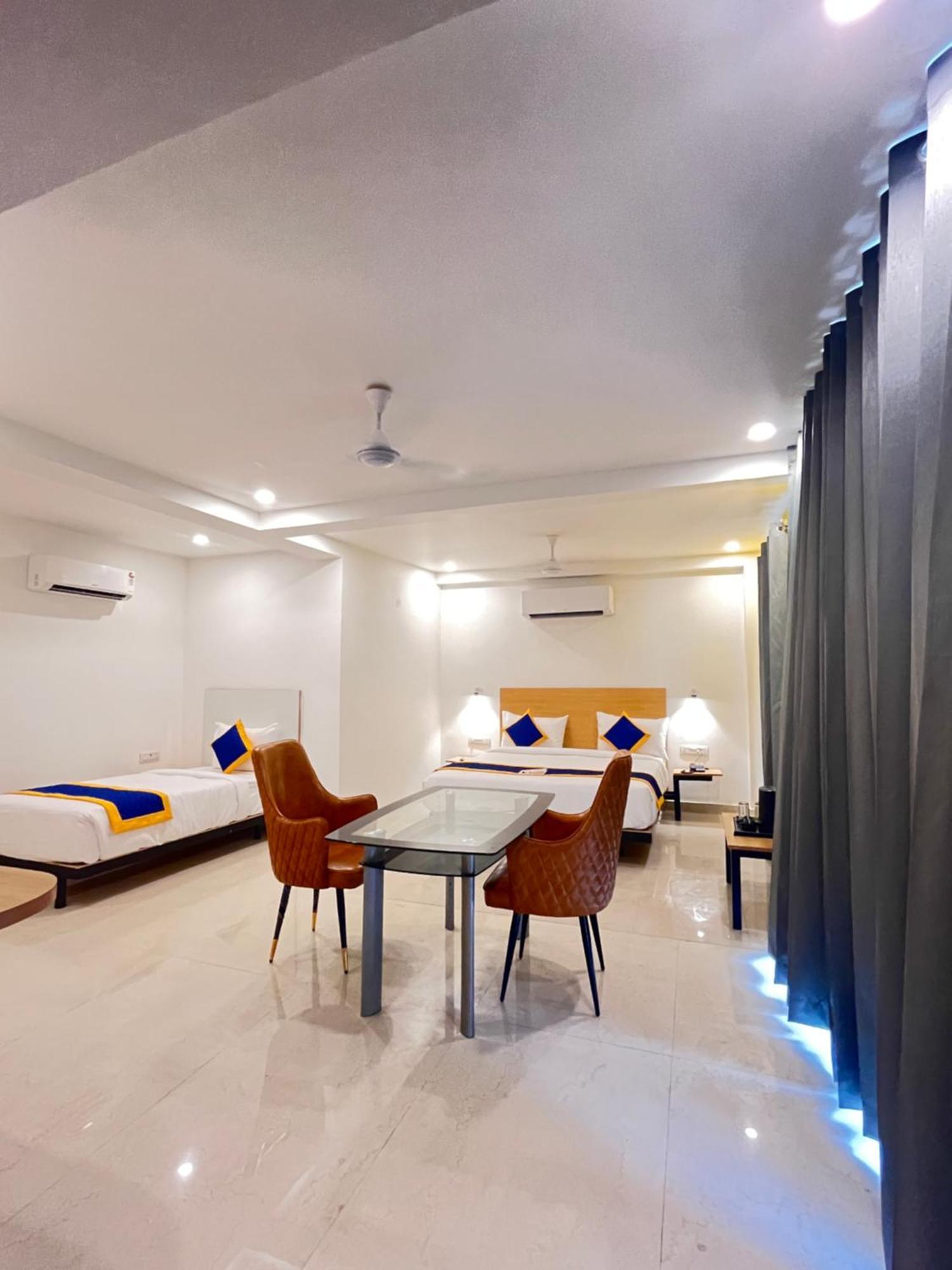 Aamantran Residency Hotel, Sohna Road, Sector 49, Gurugram Gurgáon Kültér fotó