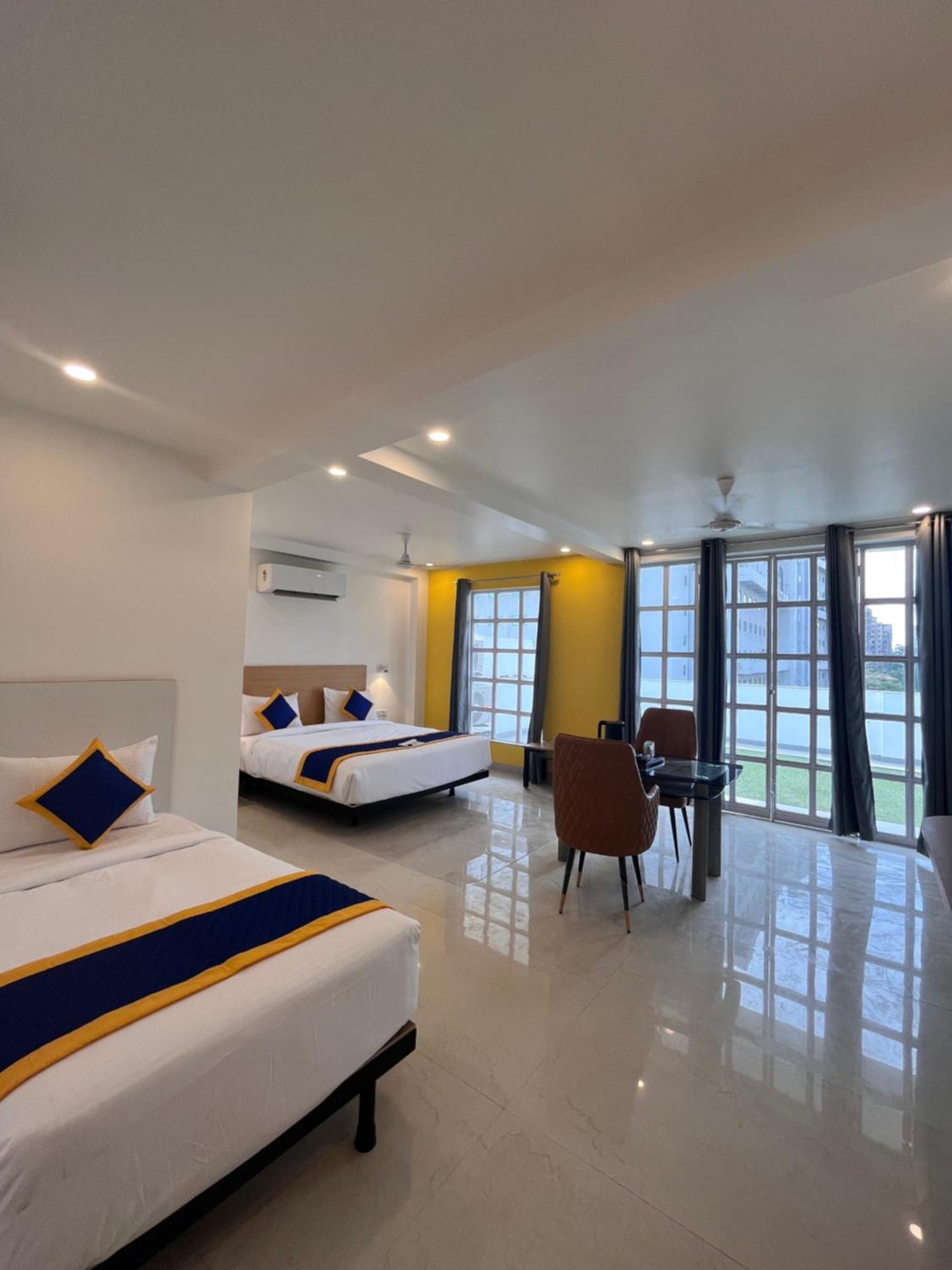 Aamantran Residency Hotel, Sohna Road, Sector 49, Gurugram Gurgáon Kültér fotó