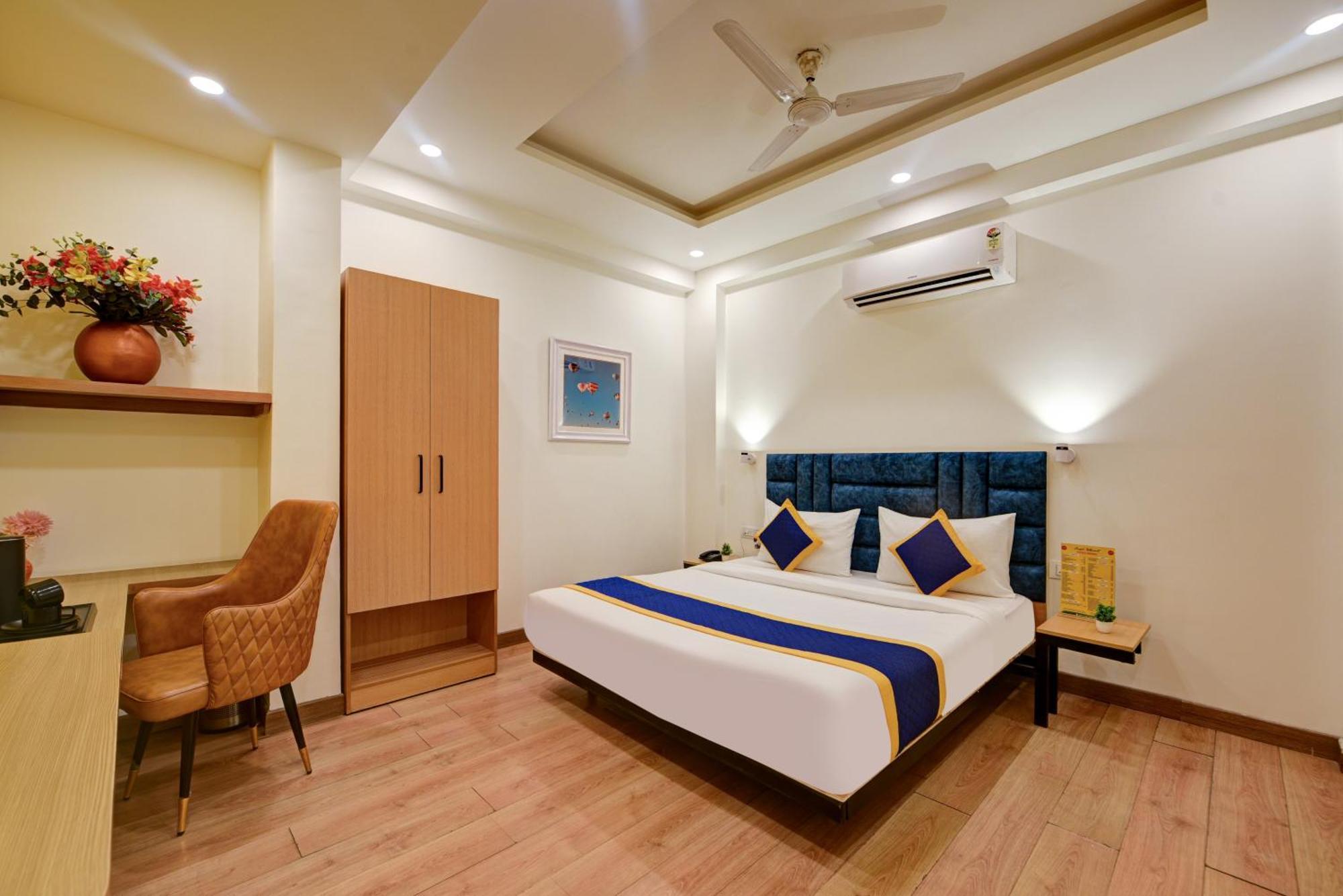 Aamantran Residency Hotel, Sohna Road, Sector 49, Gurugram Gurgáon Kültér fotó