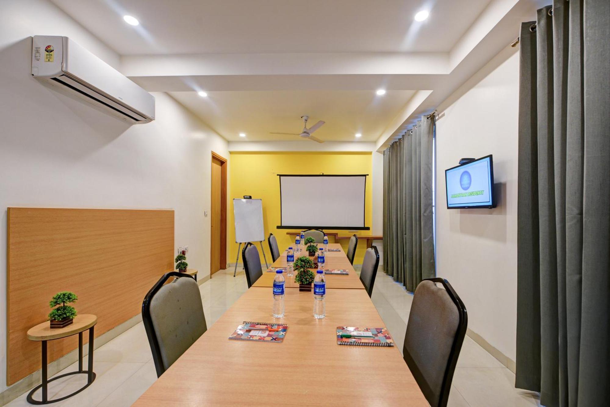 Aamantran Residency Hotel, Sohna Road, Sector 49, Gurugram Gurgáon Kültér fotó