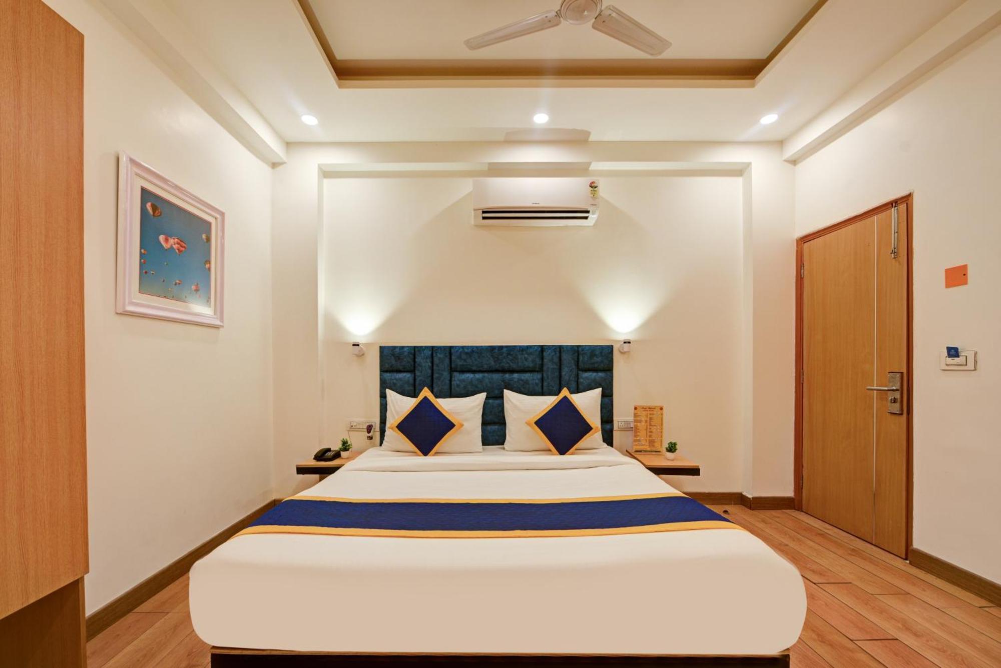 Aamantran Residency Hotel, Sohna Road, Sector 49, Gurugram Gurgáon Kültér fotó