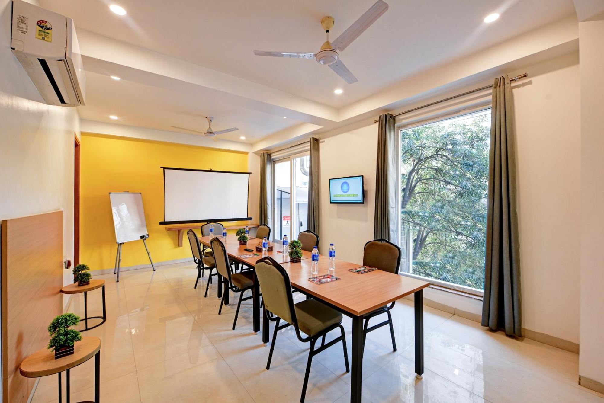 Aamantran Residency Hotel, Sohna Road, Sector 49, Gurugram Gurgáon Kültér fotó