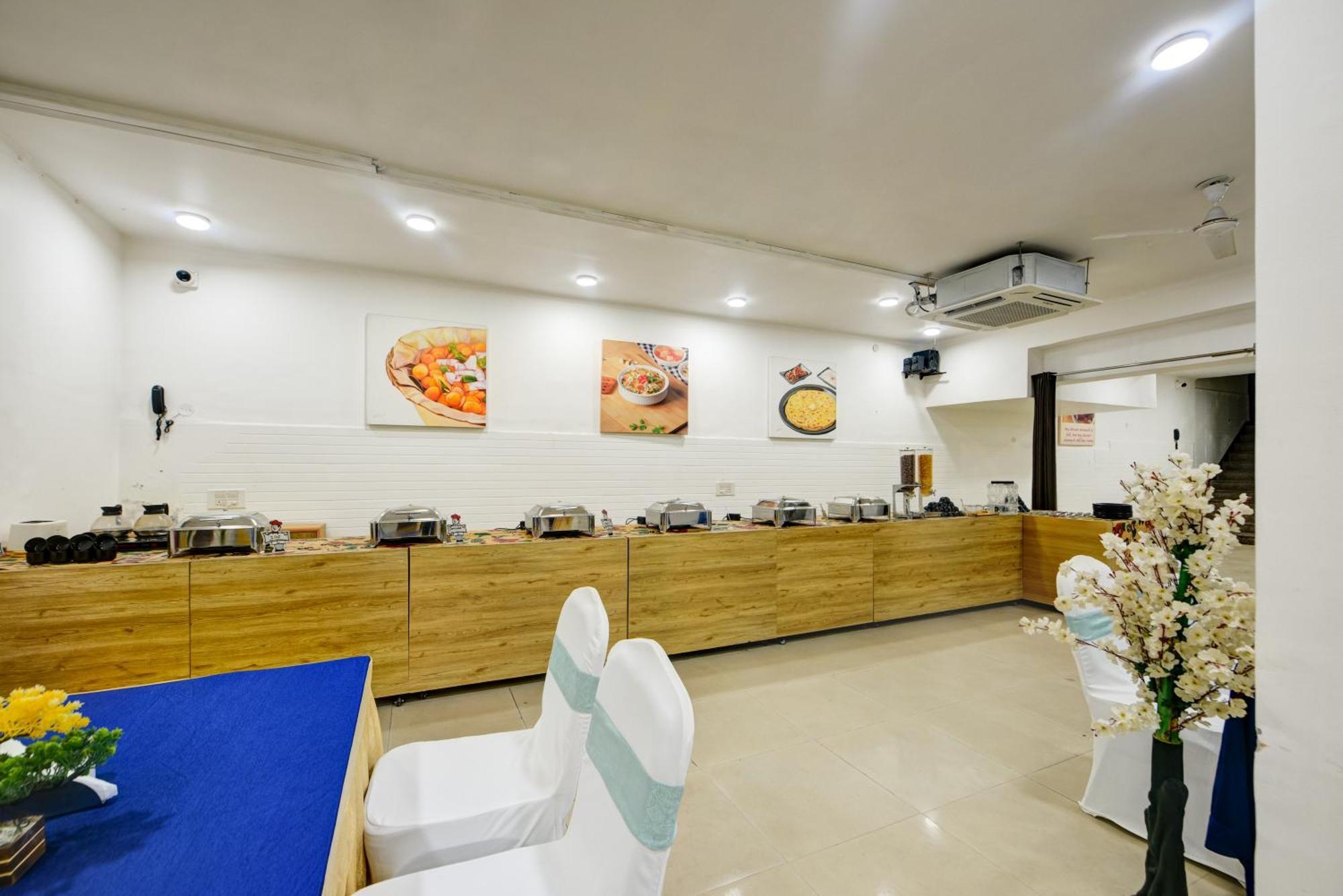 Aamantran Residency Hotel, Sohna Road, Sector 49, Gurugram Gurgáon Kültér fotó