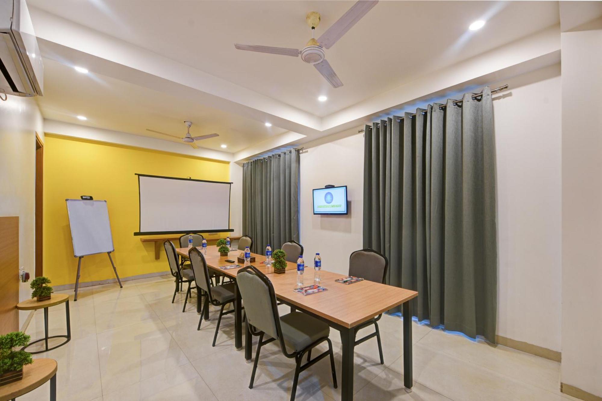 Aamantran Residency Hotel, Sohna Road, Sector 49, Gurugram Gurgáon Kültér fotó